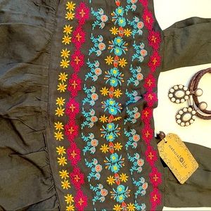 🌸NEW! Natural Life Beautifully detailed embroidered crop top! So cute!!
